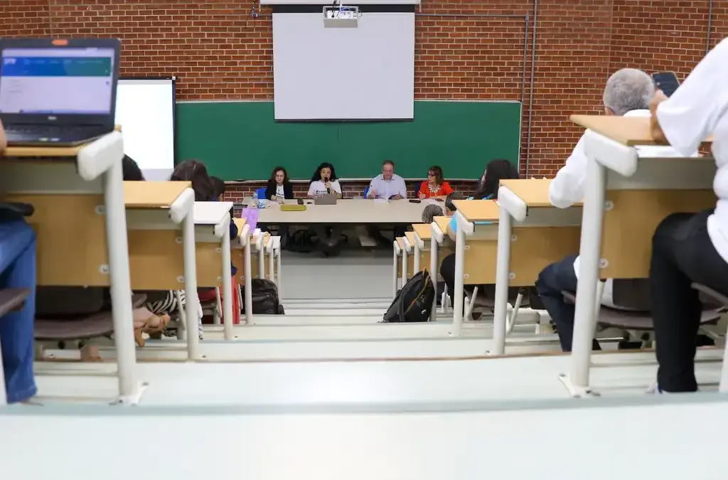 Professores de universidades e instituições federais encerram greve
