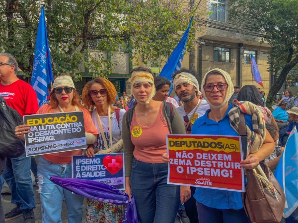 Manifestantes usam bandagens simulando a importância do IPSEMG para a proteção à saúde dos servidores e contra o desmonte da instituição
Crédito: Léo Costa