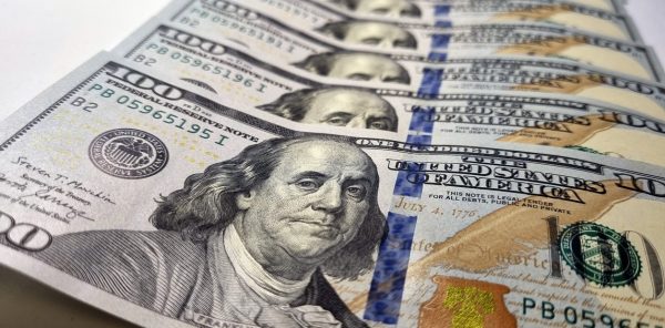 Trump deve taxar envio de dinheiro de imigrantes brasileiros a famílias